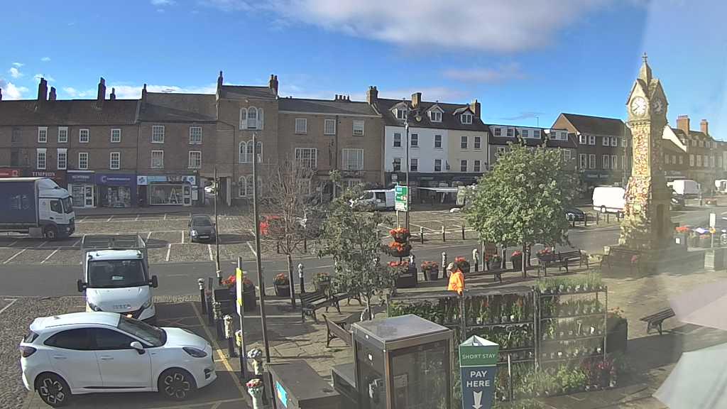 Thirsk webcam overlooking the Market Place