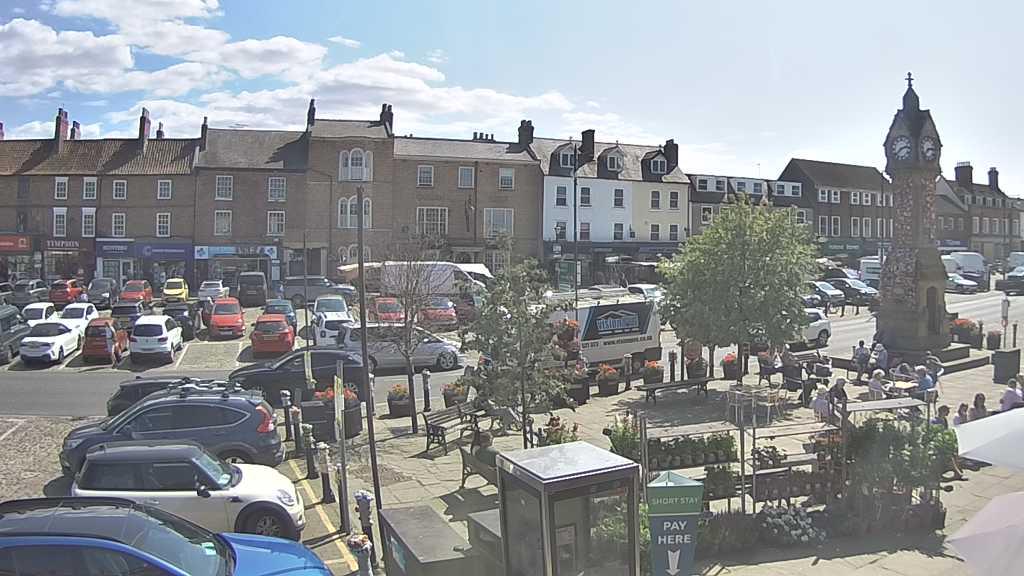 Thirsk webcam overlooking the Market Place